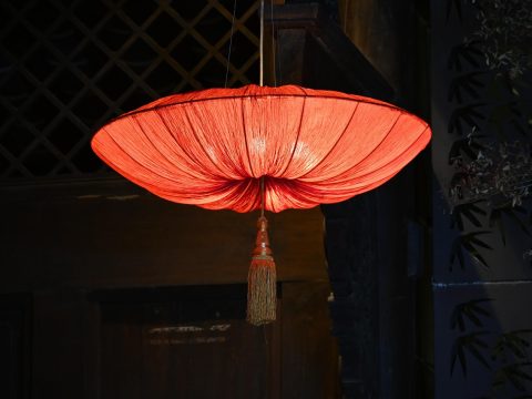 mj绘画中文站注册流程演示截图，展示Discord界面中Midjourney Bot的/imagine指令输入框与生成的四张AI画作预览，界面为深色主题